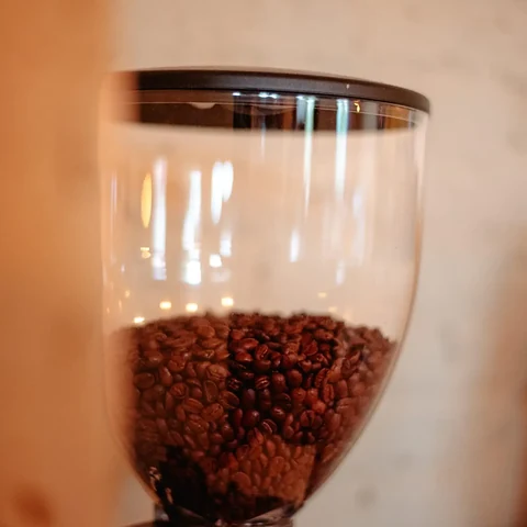 Koffiebonen in de molen, vers gemalen voor elke kop