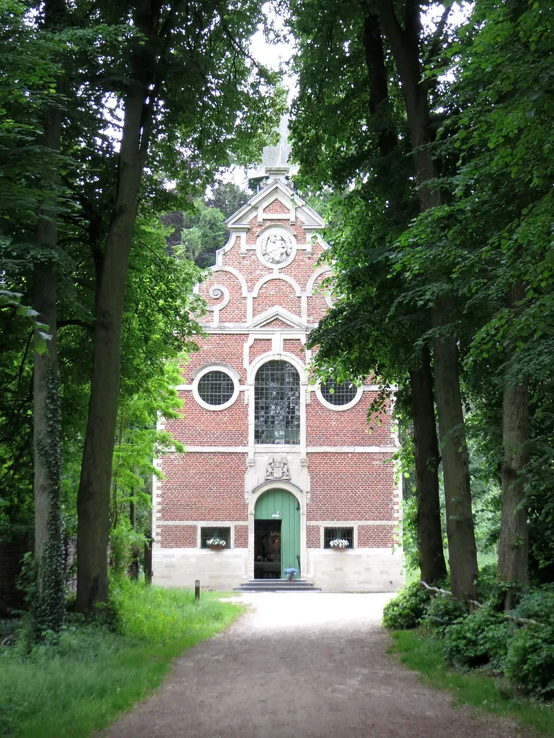 De kapel van Onze-Lieve-Vrouw van Steenbergen tussen de bomen